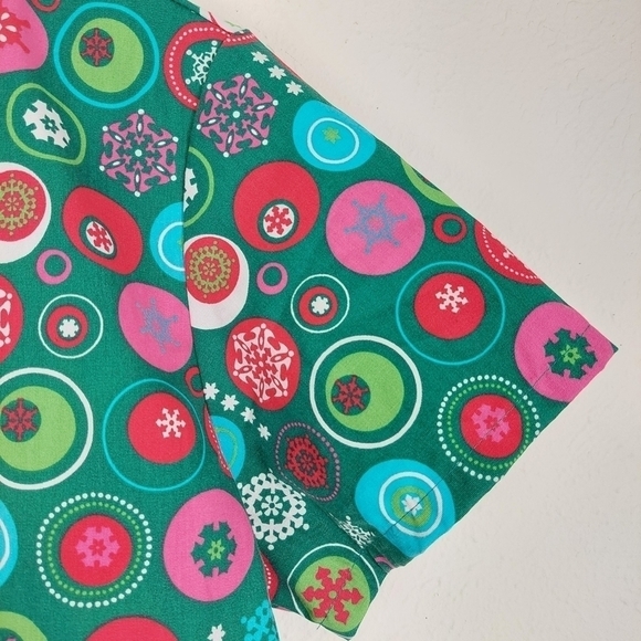 Banyan Tree Designs Green Christmas Snowflake Designs Scrub Top Pockets Size SM. - Picture 6 of 8